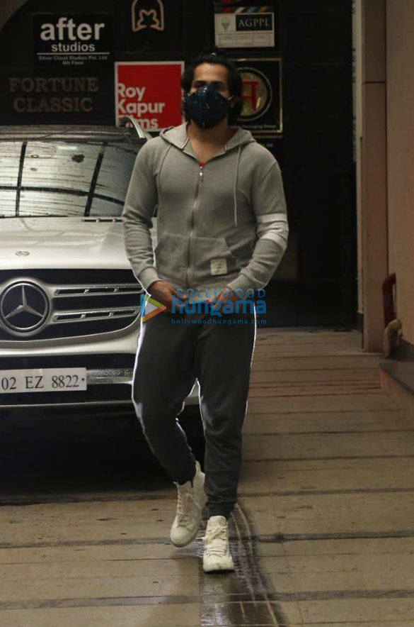 photos varun dhawan snapped at a gym in bandra 2