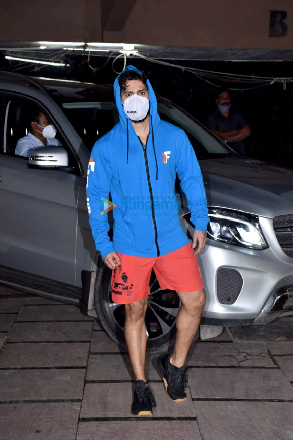 Photos: Varun Dhawan snapped at the gym in Juhu