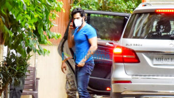 Photos: Varun Dhawan snapped in Juhu