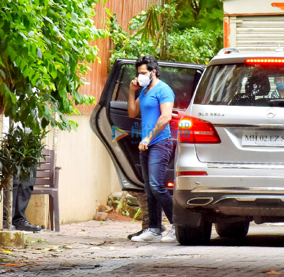 photos varun dhawan snapped in juhu 3 4
