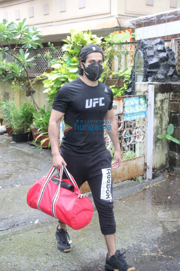 photos varun dhawan spotted in bandra 1 2