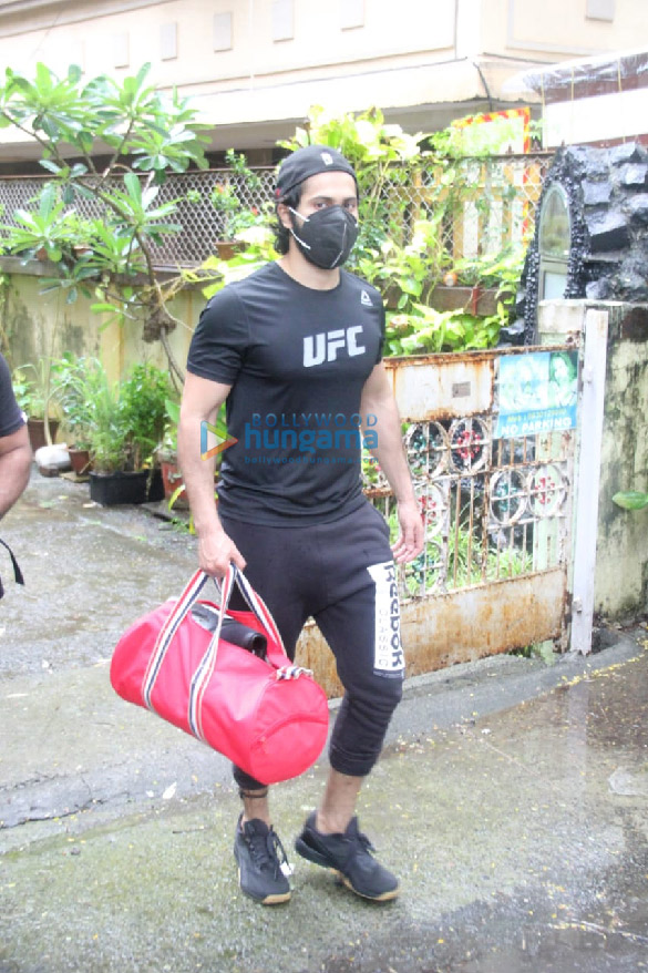 photos varun dhawan spotted in bandra 3 2