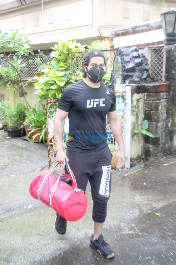 photos varun dhawan spotted in bandra 4 2
