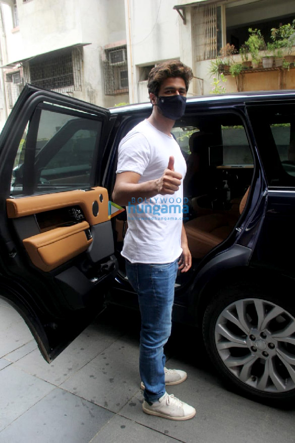 photos vicky kaushal spotted at santacruz 1