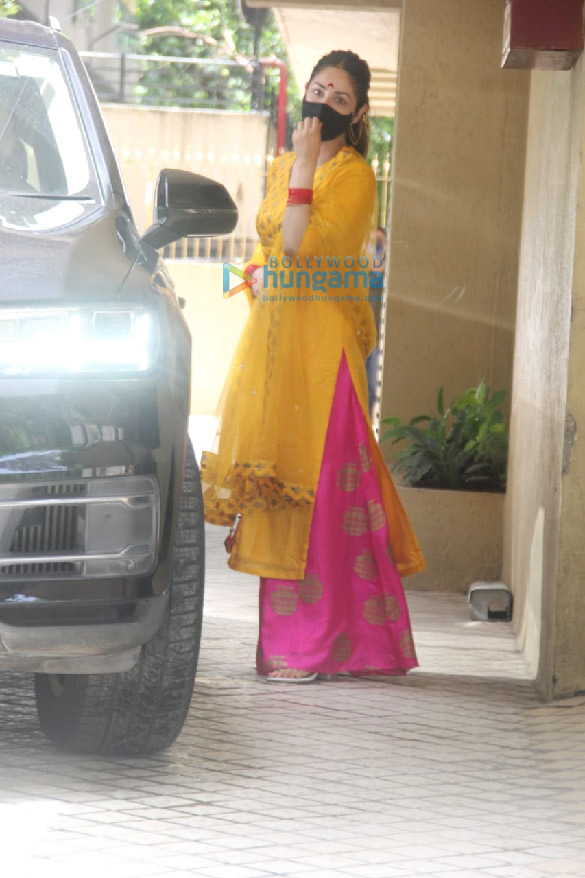 photos yami gautam spotted in bandra 2