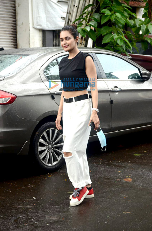 photos yuvika chaudhary snapped in andheri 5