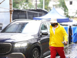 Ranveer dons yellow jacket and red trackpants as he resumes shooting