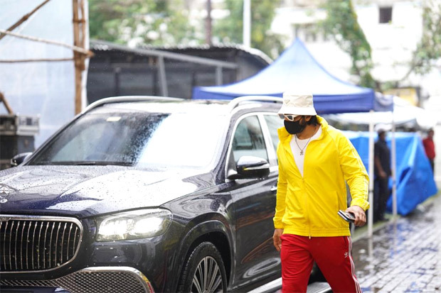 Ranveer dons yellow jacket and red trackpants as he resumes shooting