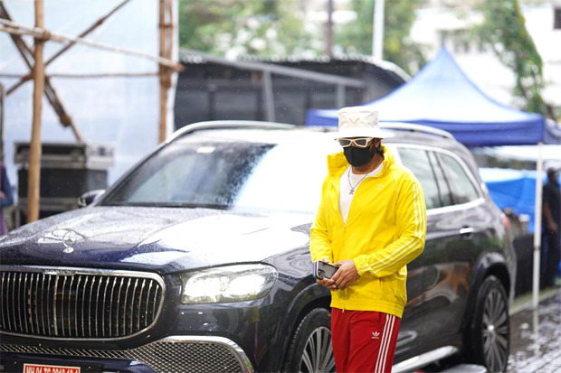 Ranveer dons yellow jacket and red trackpants as he resumes shooting