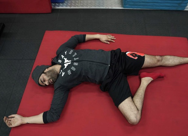 On International Yoga Day, Maniesh Paul engages in the most relatable 'Savaasan'
