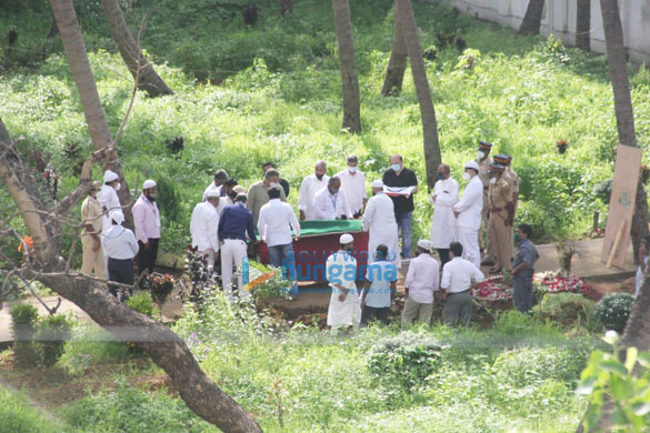 celebs snapped at last rites of dilip kumar 005 1