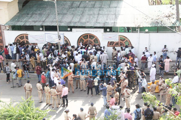 celebs snapped at last rites of dilip kumar 005 2