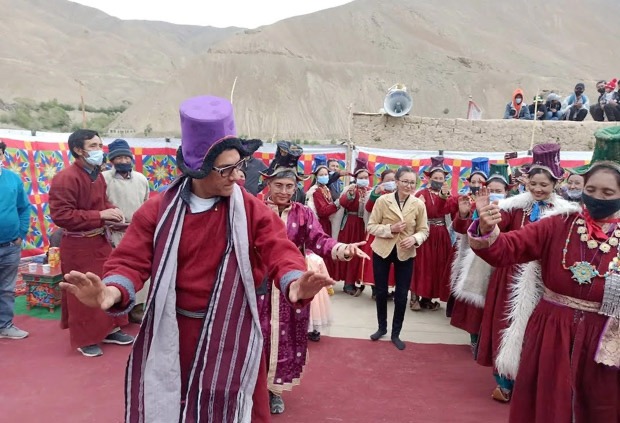 Days after announcing their divorce, Aamir Khan and Kiran Rao dance together on the sets of Laal Singh Chaddha in Ladakh