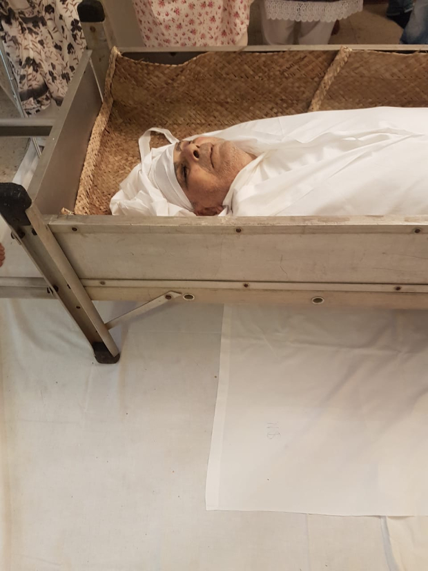 Saira Banu embraces Dilip Kumar's mortal remains as she says her final goodbye
