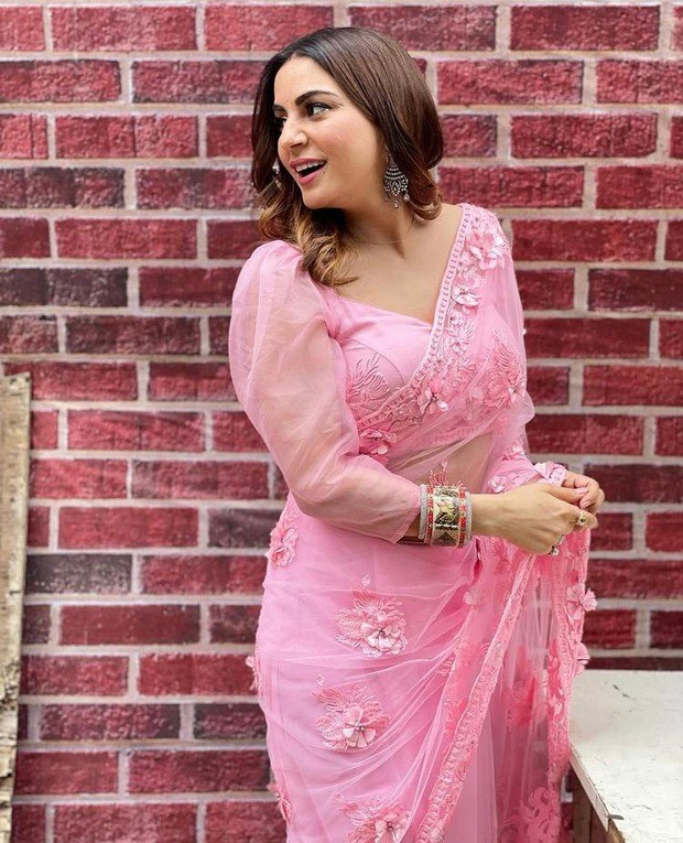 Kundali Bhagya actress Shraddha Arya makes heads turn in stunning embroidered pink saree
