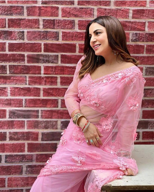 Kundali Bhagya actress Shraddha Arya makes heads turn in stunning embroidered pink saree