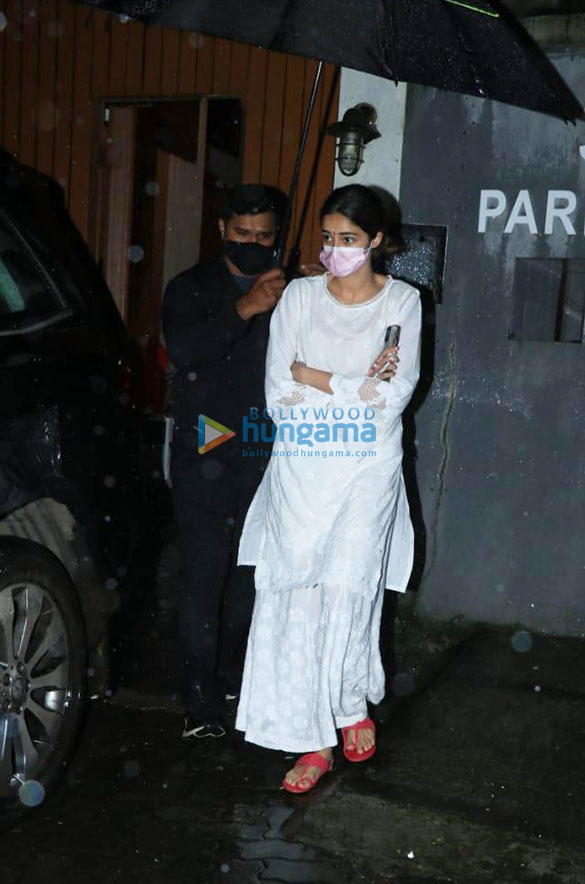 photos ananya panday chunky pandey and bhavana pandey at prayer meet for chunky pandeys mother 4