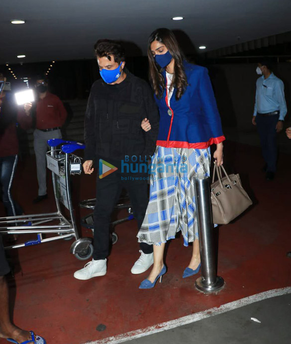 photos anil kapoor and sonam kapoor ahuja snapped at the airport 2