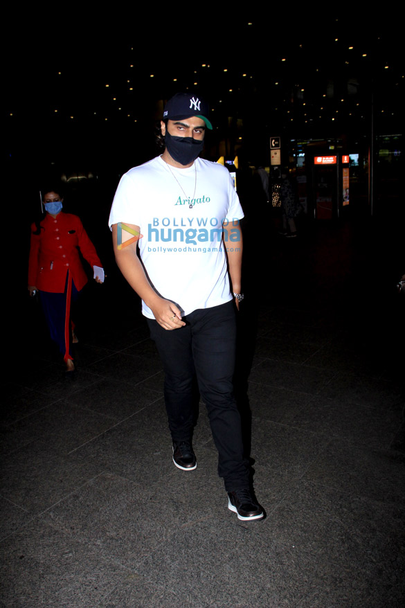 photos arjun kapoor and rashami desai snapped at the airport 1