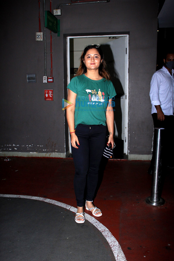 photos arjun kapoor and rashami desai snapped at the airport 2