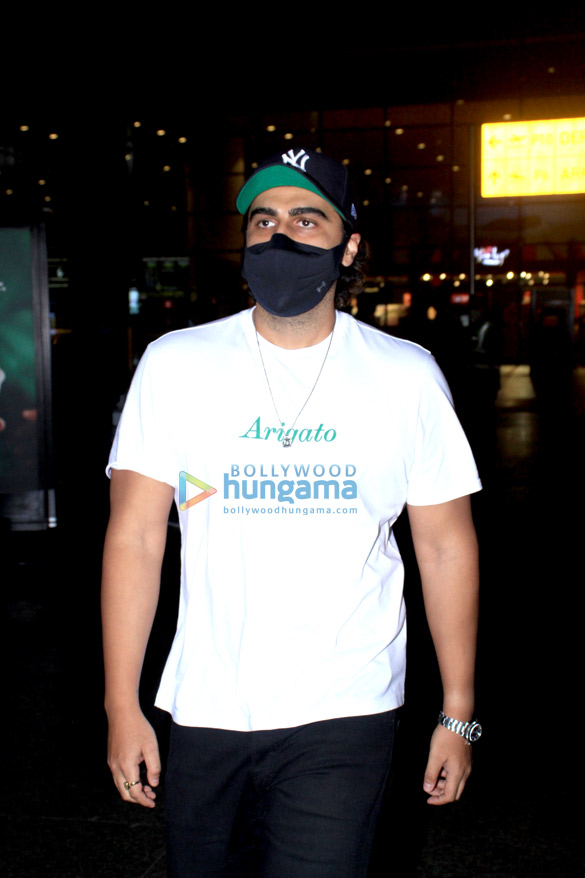 photos arjun kapoor and rashami desai snapped at the airport 3