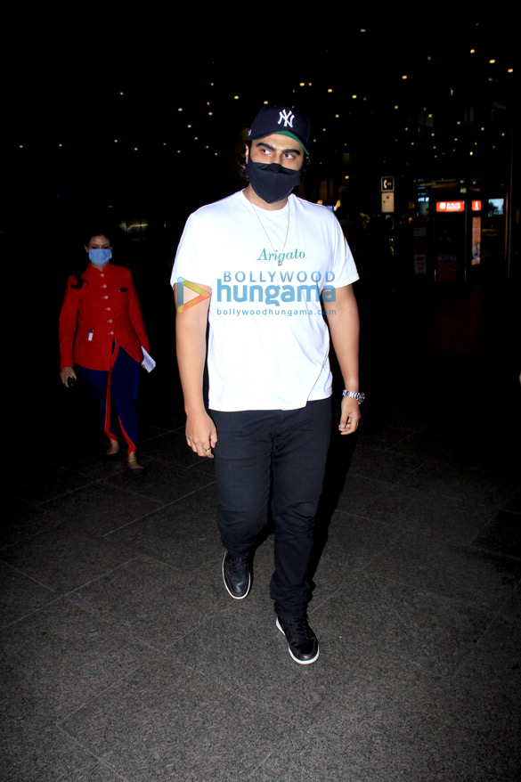 photos arjun kapoor and rashami desai snapped at the airport 5
