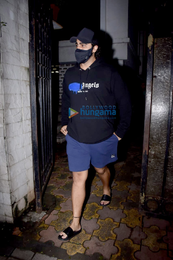Photos: Arjun Kapoor snapped at a clinic in Juhu Photos: Arjun Kapoor snapped at a clinic in Juhu