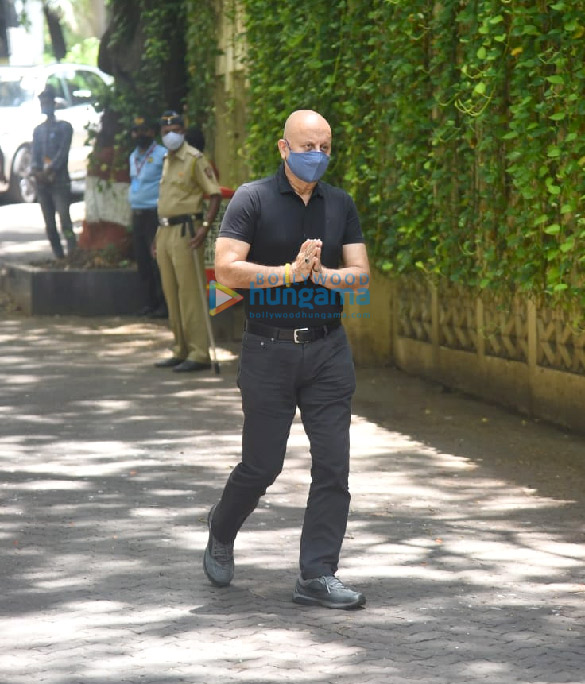photos celebs arrives at dilip kumars residence to pay their last respects 1 1