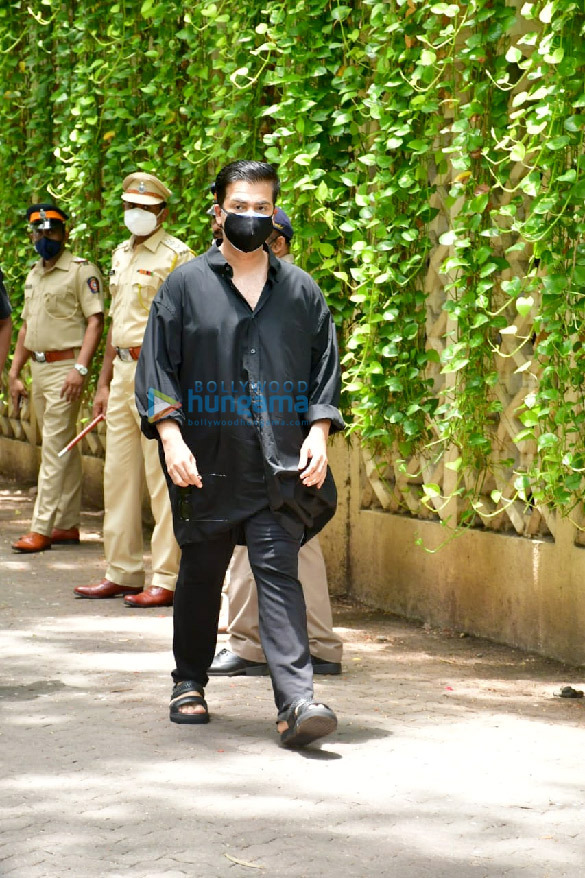 photos celebs arrives at dilip kumars residence to pay their last respects 5