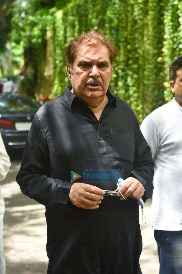 photos celebs arrives at dilip kumars residence to pay their last respects2