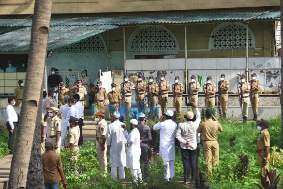 photos celebs snapped at last rites of dilip kumar 2 2