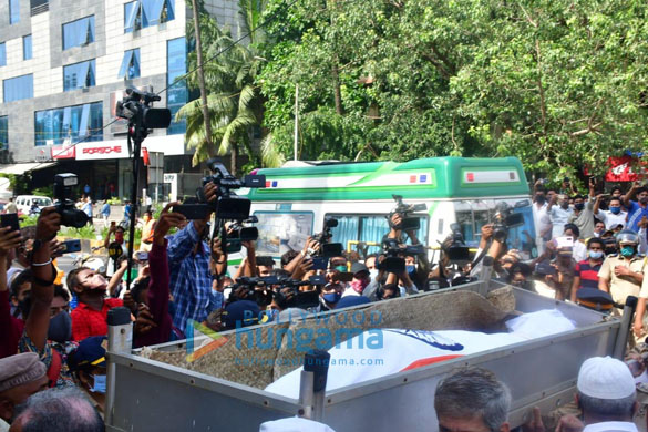photos celebs snapped at last rites of dilip kumar 6