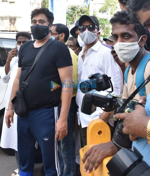 photos celebs snapped at last rites of dilip kumar 987 2