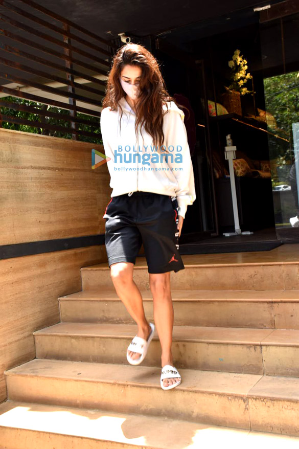 photos disha patani snapped at a store in juhu 4