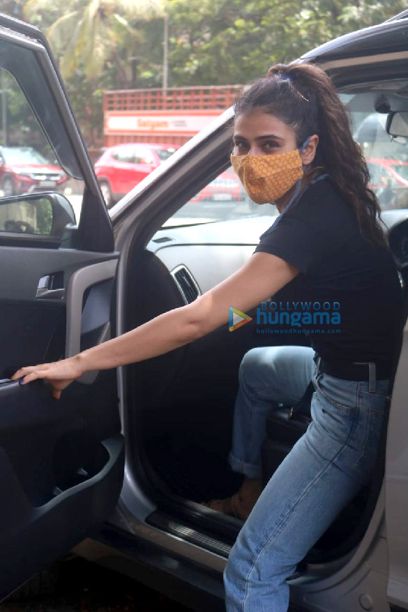 photos fatima sana shaikh spotted in bandra 2