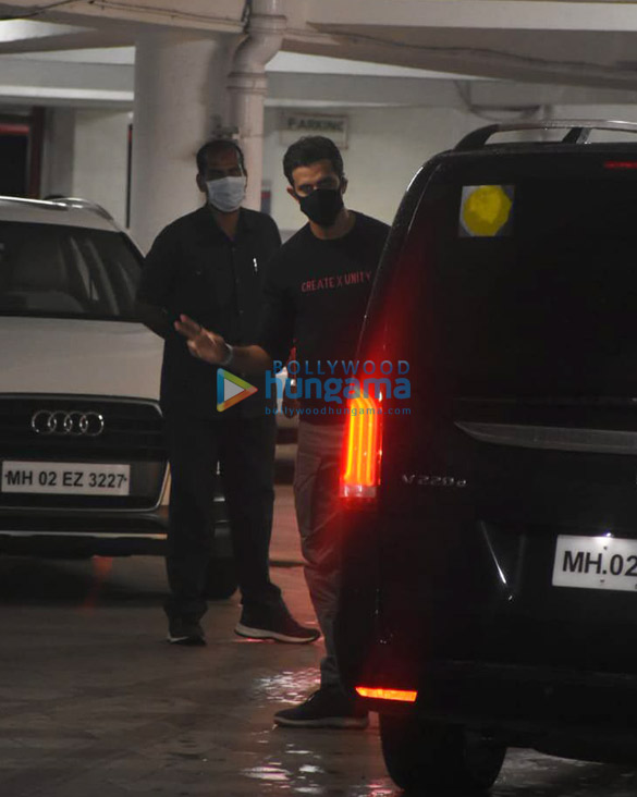 photos hrithik roshan katrina kaif farhan akhtar zoya akhtar snapped at ritesh sidhwanis house 4