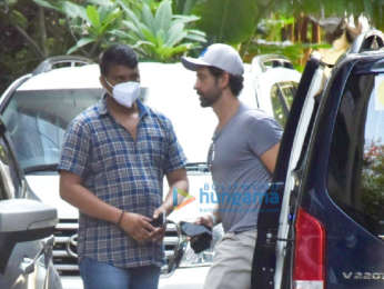 Photos: Hrithik Roshan snapped in Juhu