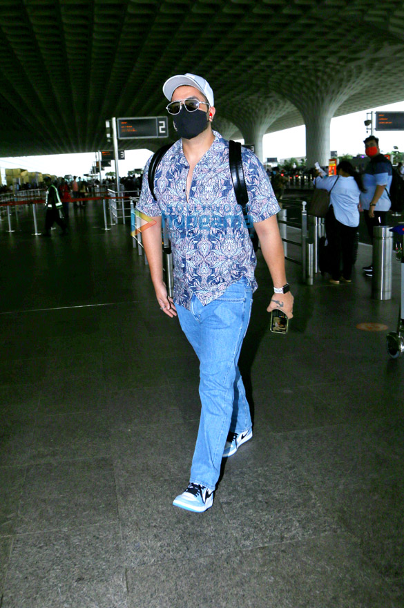 photos janhvi kapoor jacqueline fernandez and aly goni snapped at the airport 3