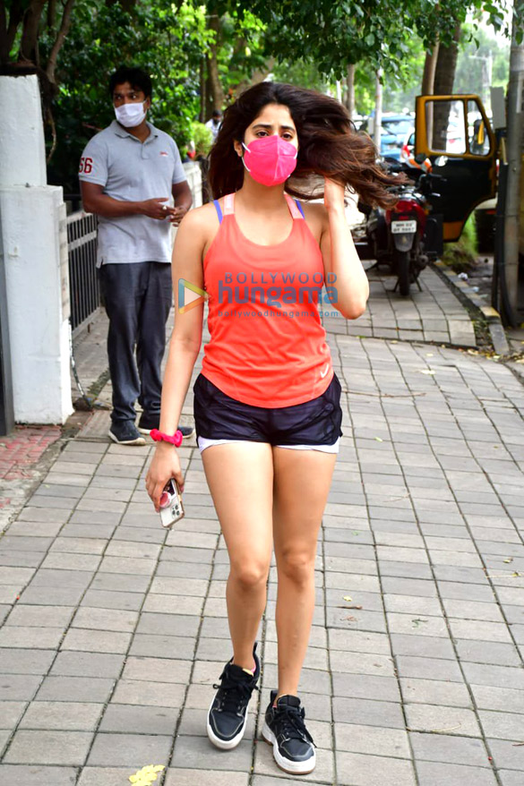 photos janhvi kapoor spotted at ageless clinic 2