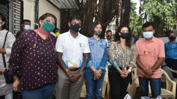 Photos: Kajol, Dr.Aneel Kashi Murarka, Saniya Saiyad, Anusha S Iyer and Vishvas Mote distribute raincoats to BMC workers