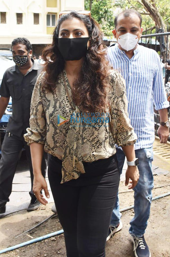 photos kajol snapped distributing raincoats to bmc workers in andheri 1