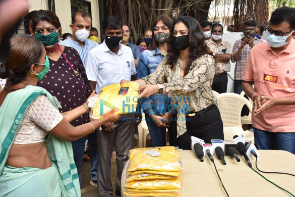 photos kajol snapped distributing raincoats to bmc workers in andheri 4