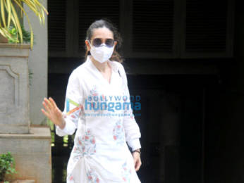 Photos: Kareena Kapoor Khan and Karisma Kapoor spotted in Bandra