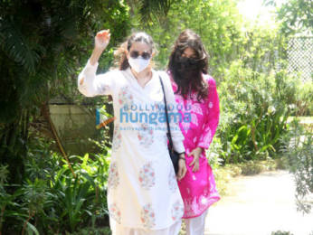 Photos: Kareena Kapoor Khan and Karisma Kapoor spotted in Bandra