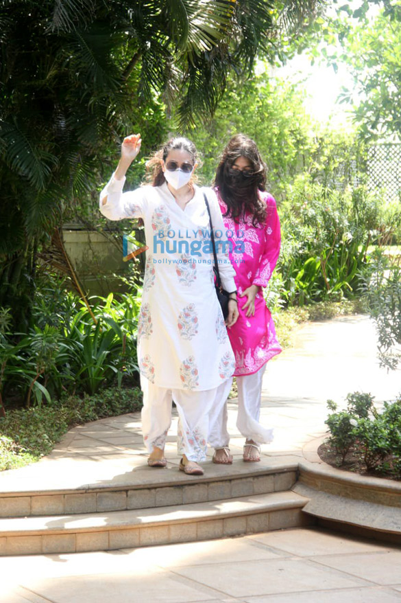 photos kareena kapoor khan and karisma kapoor spotted in bandra 2 3