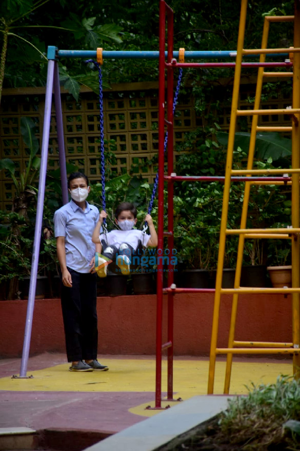 photos kareena kapoor khan and taimur ali khan spotted in bandra 3 3
