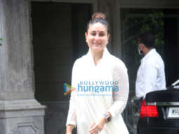 Photos: Kareena Kapoor Khan and Karisma Kapoor spotted in Bandra