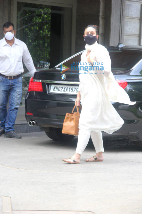 photos kareena kapoor khan spotted in bandra 2 23