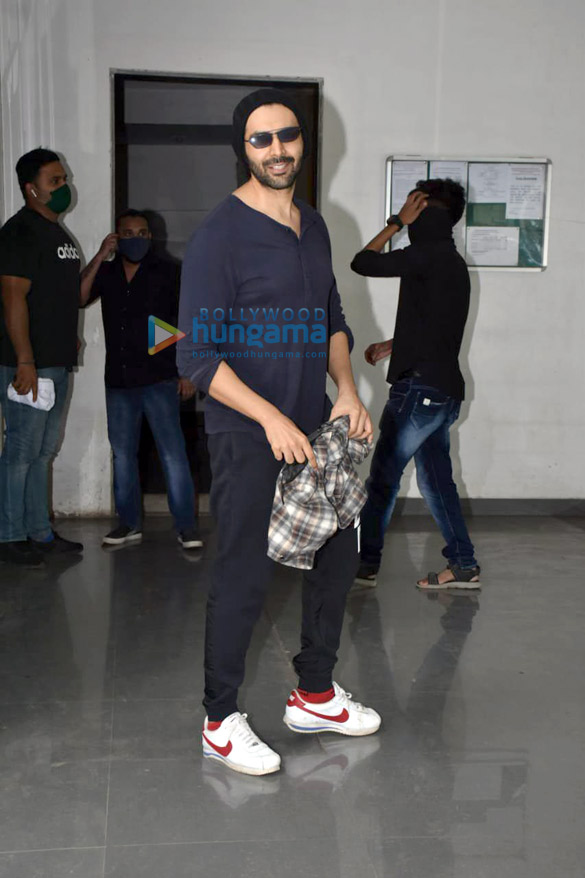 photos kartik aaryan snapped in andheri 1 9