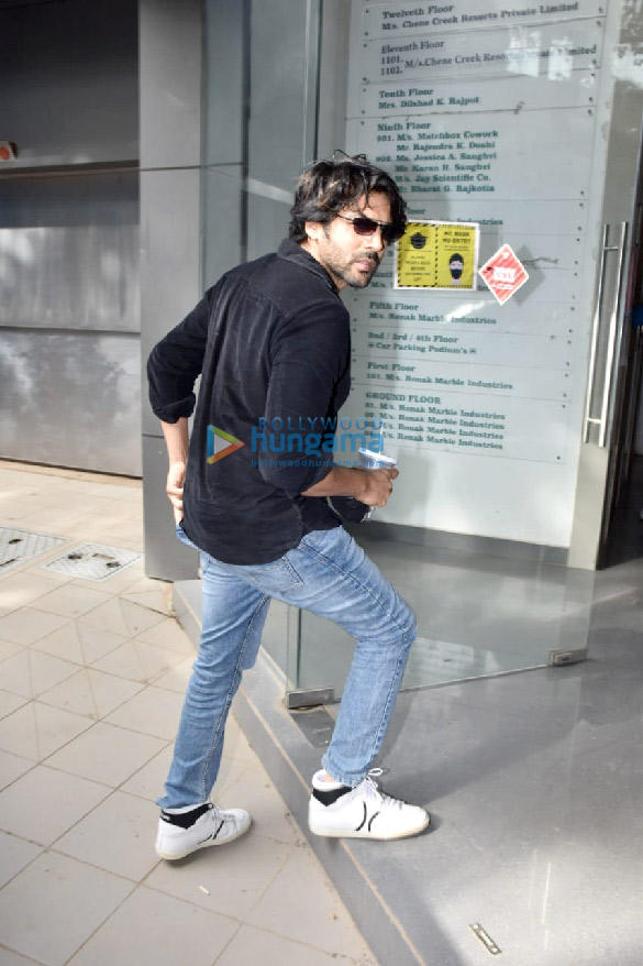 photos kartik aaryan snapped in andheri 2 3
